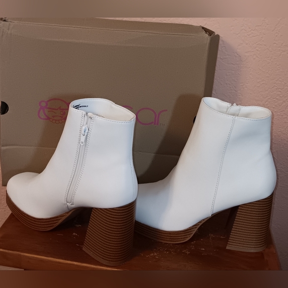 SUGAR SGR-WARRENT. 8M. CHECK OUT PICTURES FOR SCUFF MARK. Worn Once - Picture 3 of 7